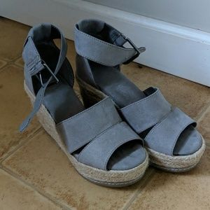 Universal Thread Caroline Sandals, Size 8.5